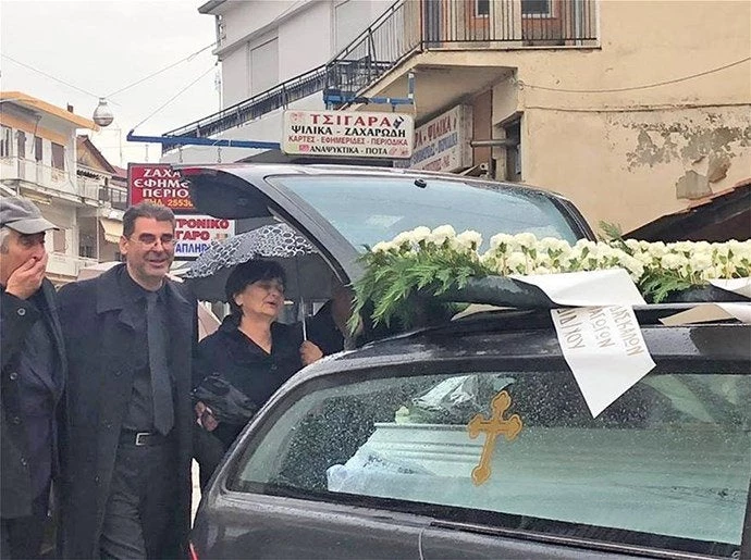 Στιγμές από την κηδεία της φοιτήτριας – Ραγίζει καρδιές το δράμα της οικογένειας (Εικόνες-Βίντεο)